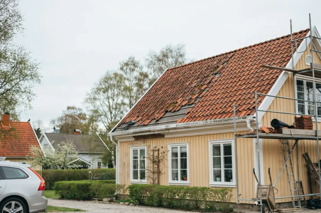 takrenovering p villa tecken p slitage r tt tg rder och vanliga misstag att undvika